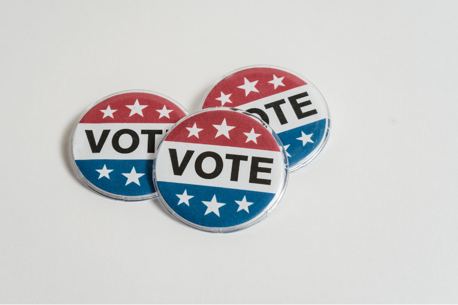 Three voting buttons with red stars on top, blue stars on the bottom and the word vote in the middle